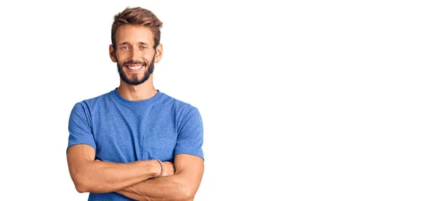 Knappe Blonde Man Met Baard Casual Kleren Vrolijk Gezicht Glimlachend — Stockfoto