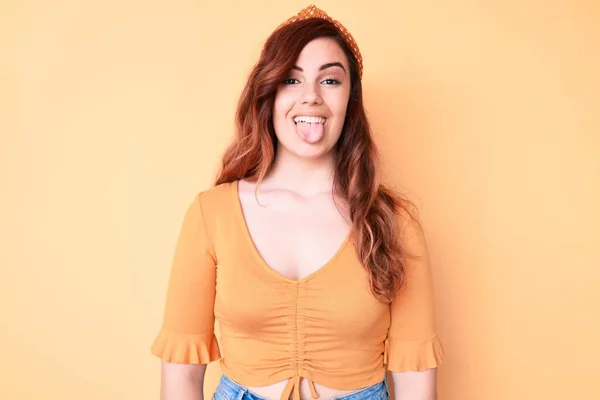 Mujer Hermosa Joven Que Usa Ropa Casual Que Saca Lengua — Foto de Stock