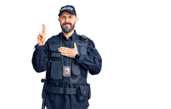 Joven Hombre Guapo Vistiendo Uniforme Policía Sonriendo Jurando Con Mano —  Fotos de Stock