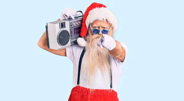 Starý Starší Muž Šedivými Vlasy Dlouhými Vousy Kostýmu Santa Clause — Stock fotografie