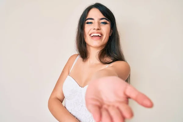 Дівчина Підліток Брюнетт Подає Елегантну Усмішку Пропонуючи Рукостискання Привітання Вітання — стокове фото