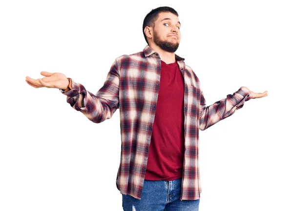 Homem Bonito Jovem Vestindo Camisa Casual Sem Noção Expressão Confusa — Fotografia de Stock