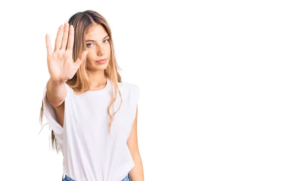 Hermosa Mujer Caucásica Con Pelo Rubio Con Camiseta Blanca Casual —  Fotos de Stock