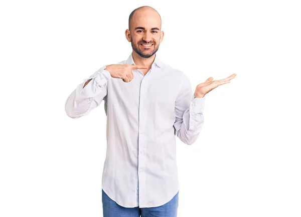 Jovem Homem Bonito Vestindo Camisa Elegante Espantado Sorrindo Para Câmera — Fotografia de Stock
