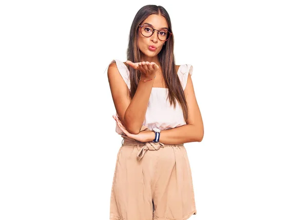 Mujer Hispana Joven Vistiendo Ropa Casual Gafas Mirando Cámara Soplando —  Fotos de Stock