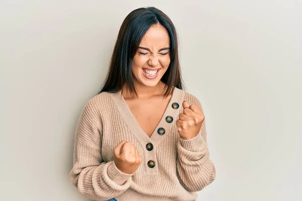 Jong Mooi Latino Meisje Dragen Casual Winter Trui Vieren Verrast — Stockfoto