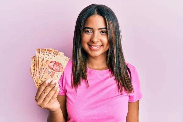 Menina Latina Segurando Pesos Mexicanos Olhando Positivo Feliz Sorrindo Com — Fotografia de Stock