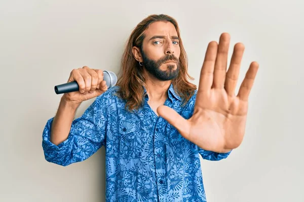 Привабливий Чоловік Довгим Волоссям Бородою Співає Пісню Використанням Мікрофона Відкритою — стокове фото