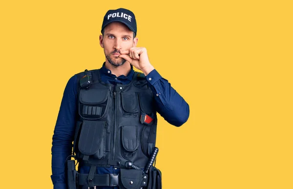 Jovem Bonitão Vestindo Uniforme Policial Boca Lábios Fechados Como Zip — Fotografia de Stock
