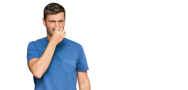 Knappe Blanke Man Casual Kleren Ruikt Iets Stinkends Walgelijk Ondraaglijk — Stockfoto