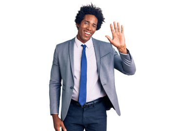 Afro saçlı, iş ceketi giyen yakışıklı Afro-Amerikan adam merhaba diyor mutlu ve gülümsüyor, dostça karşılama jesti 