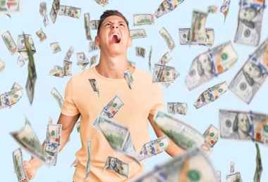 Genç, yakışıklı, rahat kıyafetler giyen sinirli ve kızgın bağıran sinirli sinirli ve öfkeliydi. Öfkeyle bağırıyordu. öfke ve agresif konsept.