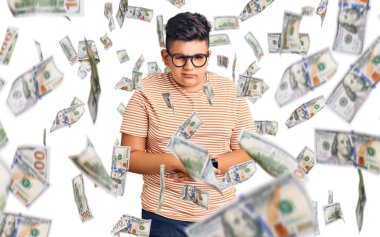 Küçük çocuk günlük kıyafetler giyiyor ve elleri karnında gözlük takıyor çünkü hazımsızlık, acı verici bir hastalık kendini iyi hissetmiyor. Ağrı kavramı.