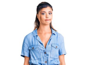 Genç, güzel bir kadın, günlük giysiler giymiş, üzgün ve endişeli, kızgın ve korkmuş. hüzünlü ifade. 