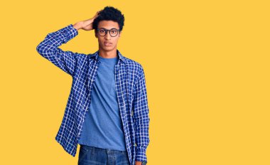 Gündelik kıyafet ve gözlük takan genç Afro-Amerikalı adam soru sorup kafasını karıştırıyor. Şüpheyle kararsız, kafa kafaya düşünerek. Düşünceli kavram. 