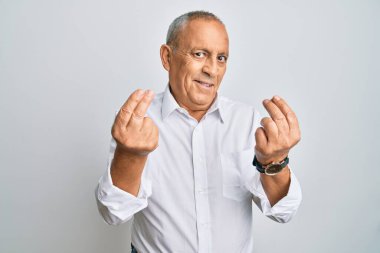 Yakışıklı, beyaz gömlekli, sıradan bir adam. Elleriyle para hareketi yapıyor. Maaş ve milyonerlik işi istiyor. 