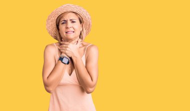 Sarışın, yaz şapkası takan genç bir kadın boğularak can çekişiyor. Sağlık problemi. Boğulma ve intihar konsepti. 