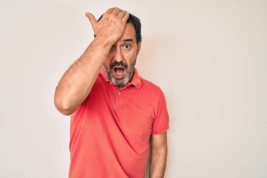 Orta yaşlı İspanyol bir adam gündelik kıyafetler giyer. Yanlışlıkla kafa kafaya şaşırır. Hatayı hatırla. Unuttum, kötü hafıza kavramı. 