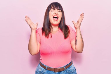 Genç ve cüsseli bir kadın, başarı için çılgınca ve çılgınca kutlama yaparken kollarını kaldırıp, gözlerini kapatarak heyecanla bağırıyor. Kazanan konsept 