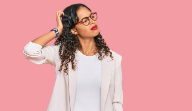 İş kıyafetleri giyen Afrikalı Amerikalı genç bir kız soru sorup kafasını karıştırıyor. Şüpheyle kararsız, kafa kafaya düşünerek. Düşünceli kavram. 