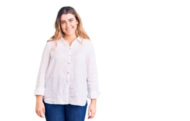 Yüzünde mutlu ve havalı bir gülümseme olan günlük kıyafetler giyen beyaz bir kadın. şanslı kişi. 