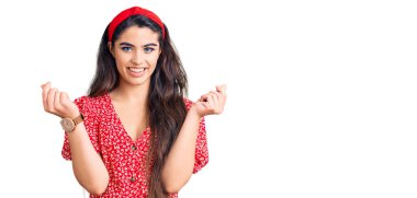 Yazlık elbise giyen esmer bir kız. Elleriyle para hareketi yapıyor. Maaş istiyor. 