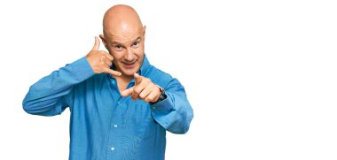 Orta yaşlı, kel, günlük kıyafetler giyen, gülümseyen, telefonla konuşan ve seni işaret eden bir adam. Ara beni.. 