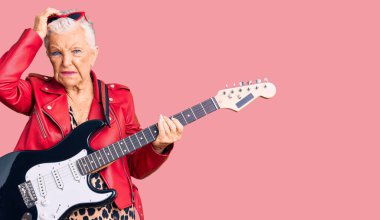 Son sınıf güzeli, mavi gözlü, gri saçlı modern görünümlü, elektro gitar çalan ve soru sormayı seven bir kadın. Şüpheyle kararsız, kafa kafaya düşünerek. Düşünceli kavram. 
