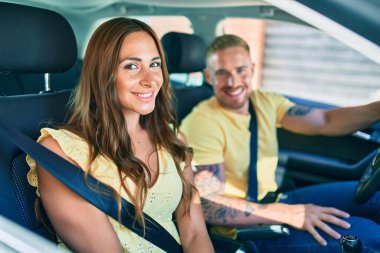 Gülümseyen mutlu araba kullanan genç çift.,