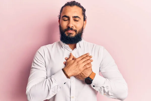 Jovem Árabe Vestindo Roupas Casuais Sorrindo Com Mãos Peito Com — Fotografia de Stock