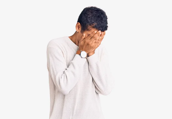 Jovem Afro Americano Vestindo Roupas Casuais Com Expressão Triste Cobrindo — Fotografia de Stock