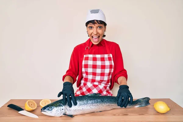 Hermosa Mujer Morena Pescadero Cocinar Salmón Crudo Fresco Celebrando Loco —  Fotos de Stock