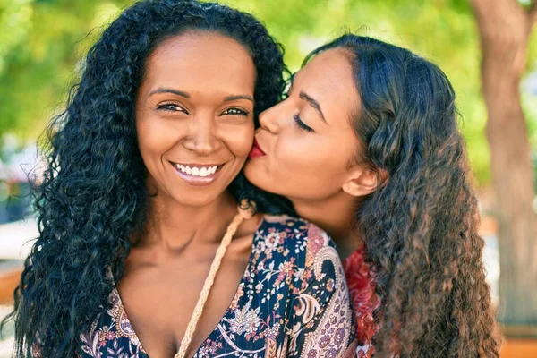 アフリカ系アメリカ人の母親と娘笑顔幸せな抱擁とキスで公園 — ストック写真