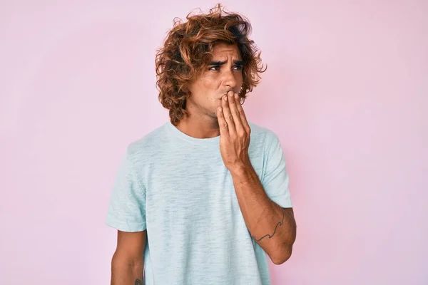 Ung Latinamerikansk Man Klädd Vardagskläder Uttråkad Gäspande Trött Täcker Munnen — Stockfoto