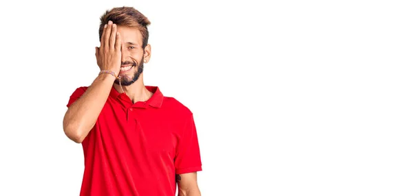 Hombre Guapo Rubio Con Barba Usando Ropa Casual Cubriendo Ojo —  Fotos de Stock