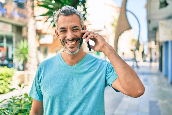 Středního Věku Šedovlasý Muž Mluví Smartphone Procházky Ulici Města — Stock fotografie