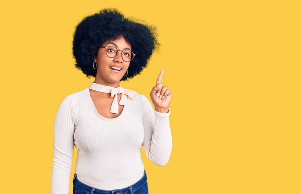 Jovem Afro Americana Vestindo Roupas Casuais Óculos Apontando Dedo Para — Fotografia de Stock