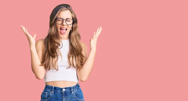 Hermosa Mujer Joven Caucásica Vistiendo Ropa Casual Gafas Celebrando Loco — Foto de Stock