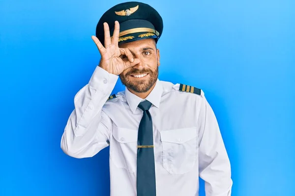 Hombre Guapo Con Barba Llevando Uniforme Piloto Avión Haciendo Buen — Foto de Stock