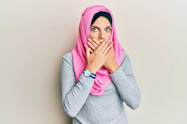 Молода Біла Жінка Традиційному Ісламському Шарфі Хіджабу Шокувала Покриваючи Рот — стокове фото