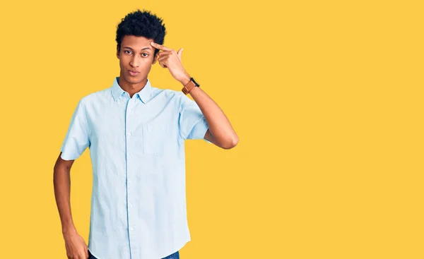 Junger Afrikanisch Amerikanischer Mann Lässiger Kleidung Der Unglücklich Auf Pickel — Stockfoto