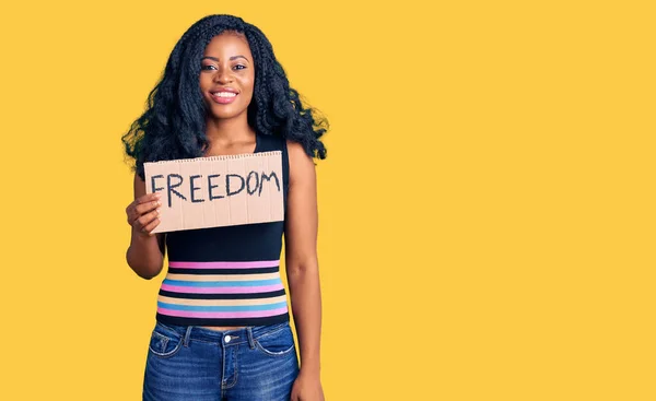 Gyönyörű Afro Amerikai Kezében Szabadság Banner Néz Pozitív Boldog Álló — Stock Fotó