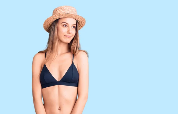 Joven Hermosa Chica Con Bikini Sombrero Sonriendo Mirando Lado Mirando —  Fotos de Stock