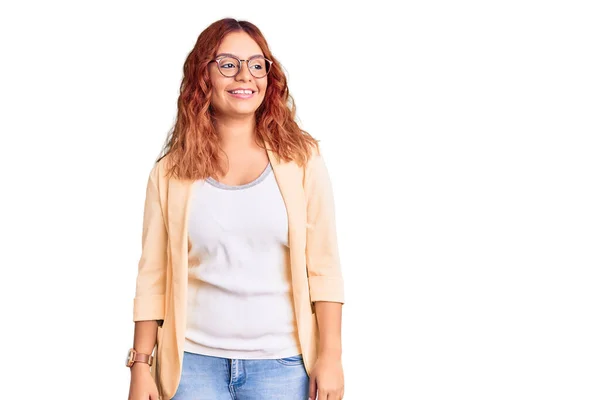 Jeune Femme Latine Portant Des Vêtements Travail Regardant Côté Avec — Photo
