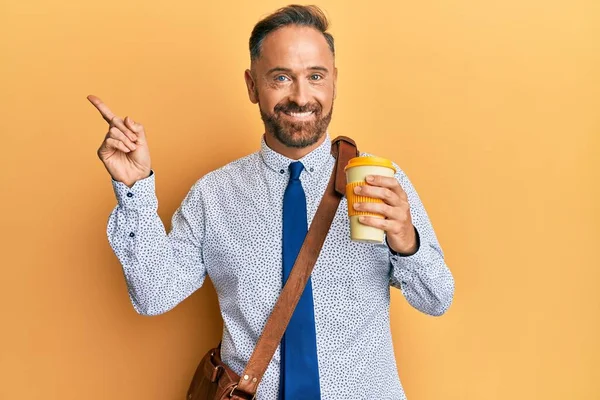 Bonito Homem Negócios Meia Idade Usando Saco Couro Beber Uma — Fotografia de Stock