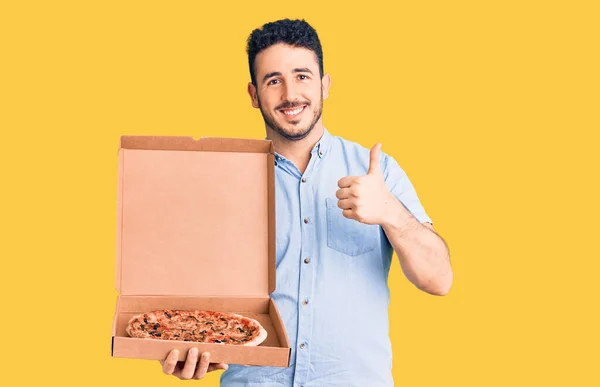 Jeune Homme Hispanique Tenant Livraison Boîte Pizza Souriant Heureux Positif — Photo