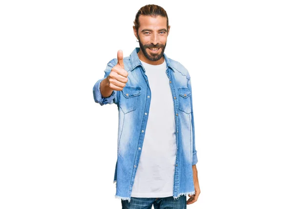 Hombre Atractivo Con Pelo Largo Barba Con Chaqueta Vaquera Casual —  Fotos de Stock