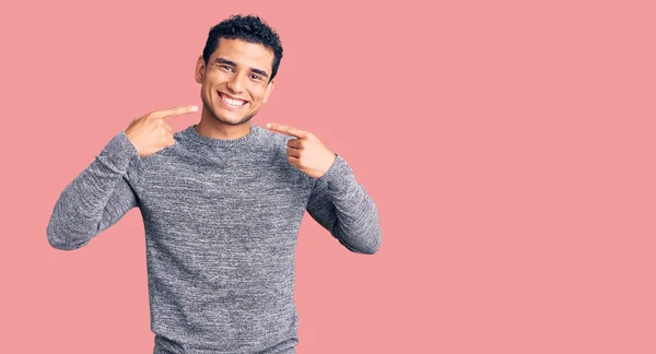 Joven Guapo Hispano Usando Suéter Casual Sonriendo Alegre Mostrando Señalando —  Fotos de Stock
