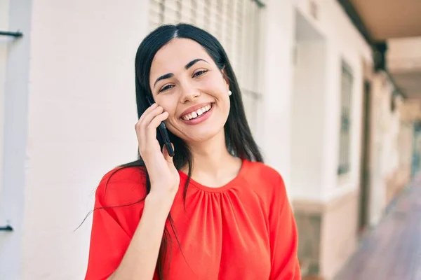 Jovencita Latina Sonriendo Feliz Hablando Smartphone Ciudad — Foto de Stock