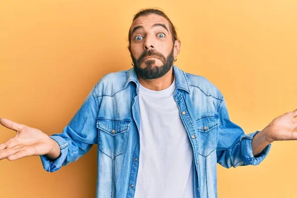 Homem Atraente Com Cabelos Longos Barba Vestindo Jaqueta Ganga Casual — Fotografia de Stock